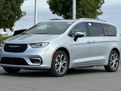 New 2026 Chrysler Pacifica Pinnacle w/ Trailer Tow Group image 8