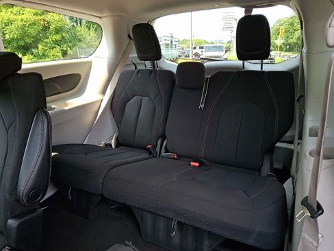 Used 2022 Chrysler Voyager LX FWD image 10