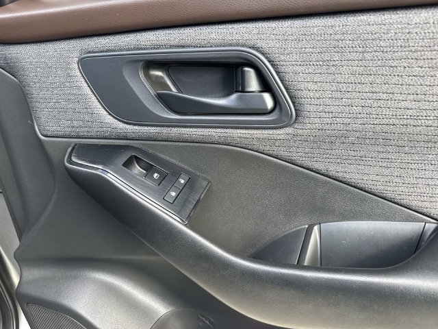 Used 2023 Nissan Rogue S AWD/4WD image 14