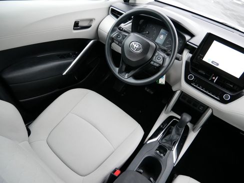 Used 2024 Toyota Corolla Cross L image 9