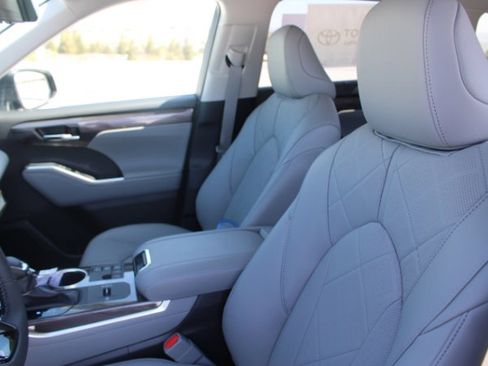 New 2026 Toyota Highlander Platinum AWD/4WD image 11