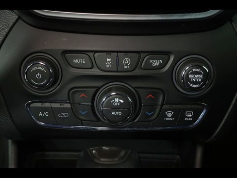 Used 2019 Jeep Cherokee Limited image 27