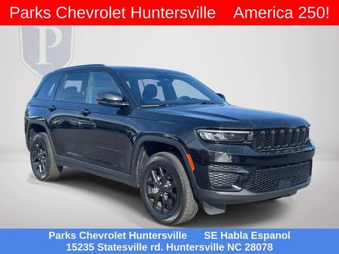 Used 2025 Jeep Grand Cherokee Altitude AWD/4WD image 2
