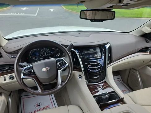 Used 2016 Cadillac Escalade ESV Luxury AWD/4WD image 5