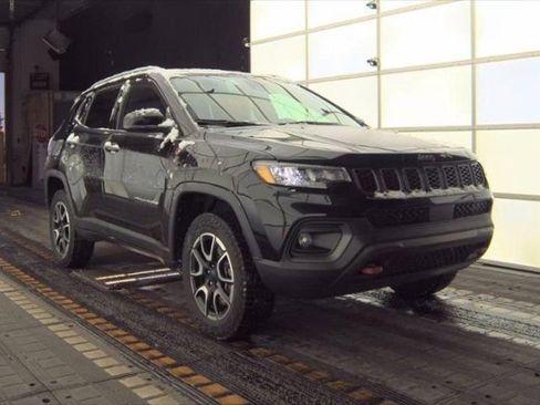 Used 2024 Jeep Compass Trailhawk image 3