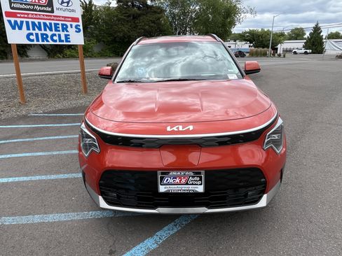 Used 2023 Kia Niro Wave w/ Wave Preserve Package FWD image 8