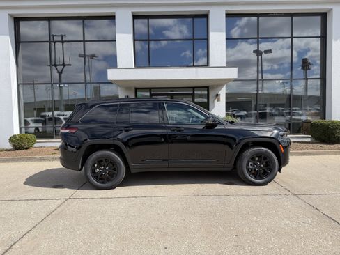 New 2026 Jeep Grand Cherokee Altitude image 3
