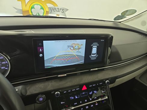 Used 2024 Kia Carnival EX image 23