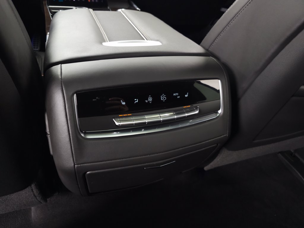 Certified 2025 Cadillac Escalade Sport Platinum w/ LPO, ONYX Package AWD/4WD image 46
