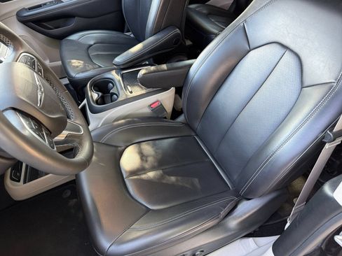 Used 2023 Chrysler Pacifica Touring-L FWD image 38