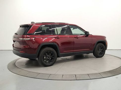 Used 2025 Jeep Grand Cherokee Altitude AWD/4WD image 8