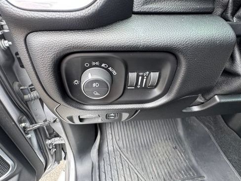 Used 2019 RAM 1500 Laramie AWD/4WD image 17