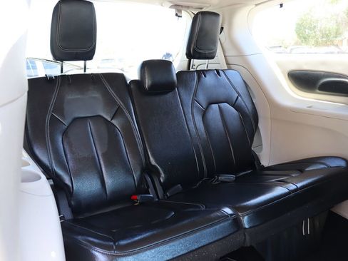 Used 2022 Chrysler Pacifica Touring-L FWD image 28