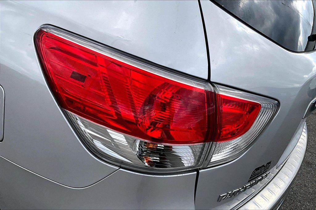Used 2015 Nissan Pathfinder Platinum FWD image 26