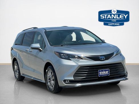 Used 2025 Toyota Sienna XLE image 1