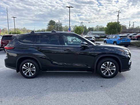 Used 2022 Toyota Highlander XLE AWD/4WD image 9