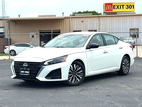 Used 2025 Nissan Altima 2.5 SV FWD image 2