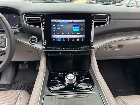 Used 2023 Jeep Wagoneer Series III w/ Preferred Equipment Group image 52