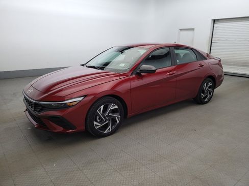 Used 2025 Hyundai Elantra Sport image 2