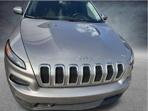 Used 2018 Jeep Cherokee Latitude Plus FWD image 10