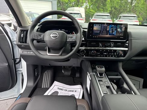 New 2026 Nissan Pathfinder Platinum FWD image 13