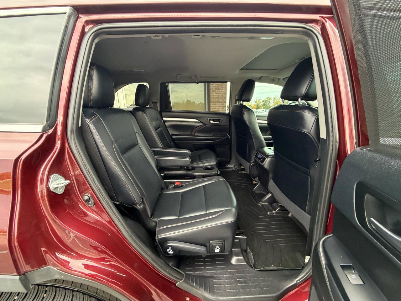 Used 2019 Toyota Highlander XLE FWD image 28