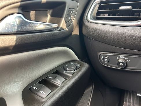 Used 2021 Chevrolet Equinox LS w/ LS Convenience Package AWD/4WD image 9