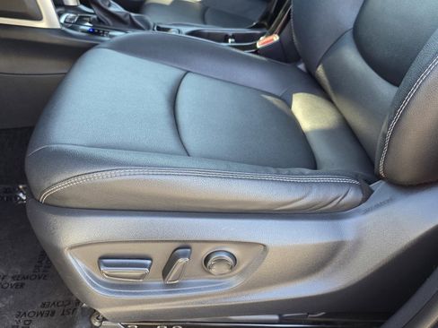 Used 2023 Toyota Corolla Cross XLE image 21