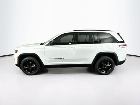 Used 2023 Jeep Grand Cherokee Altitude RWD image 4