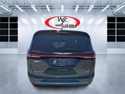 New 2026 Chrysler Pacifica Select AWD/4WD image 4