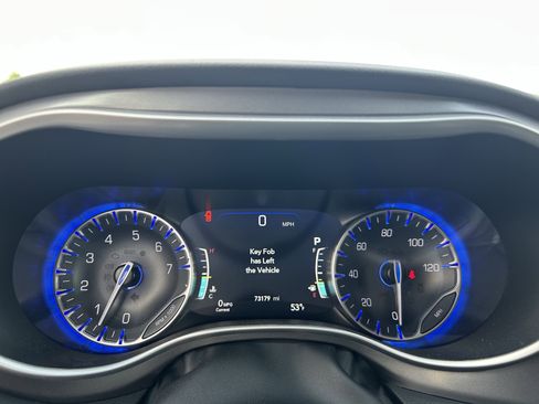 Used 2023 Chrysler Pacifica Touring-L FWD image 24