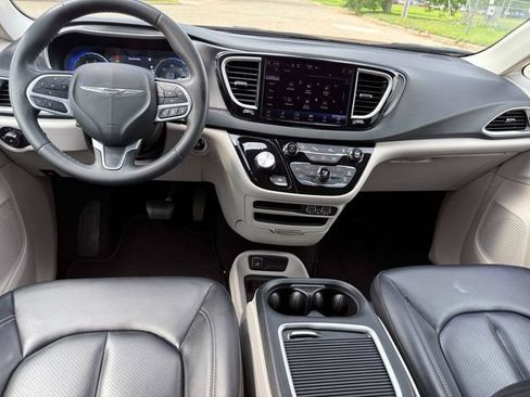 Certified 2023 Chrysler Pacifica Touring-L FWD image 14