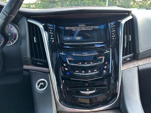 Used 2017 Cadillac Escalade Luxury AWD/4WD image 12