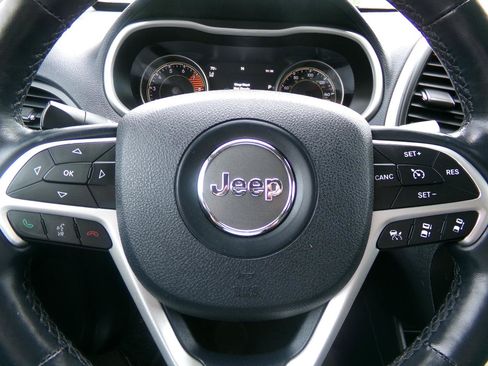 Used 2016 Jeep Cherokee Limited w/ Luxury Group AWD/4WD image 16