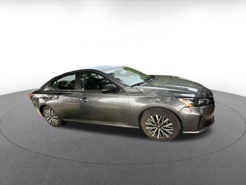 Used 2025 Nissan Altima 2.5 SV FWD image 2