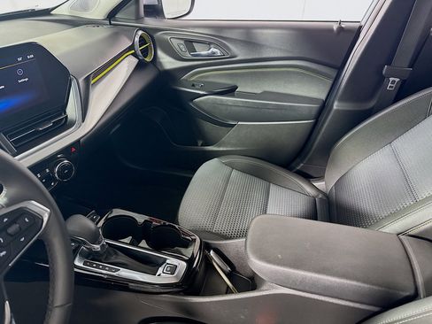 Used 2025 Chevrolet Trax LT w/ LT Convenience Package image 23