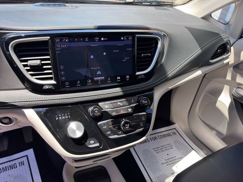 Used 2024 Chrysler Pacifica Limited FWD image 21