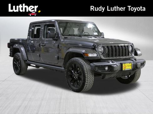 Used 2025 Jeep Gladiator Sport image 1
