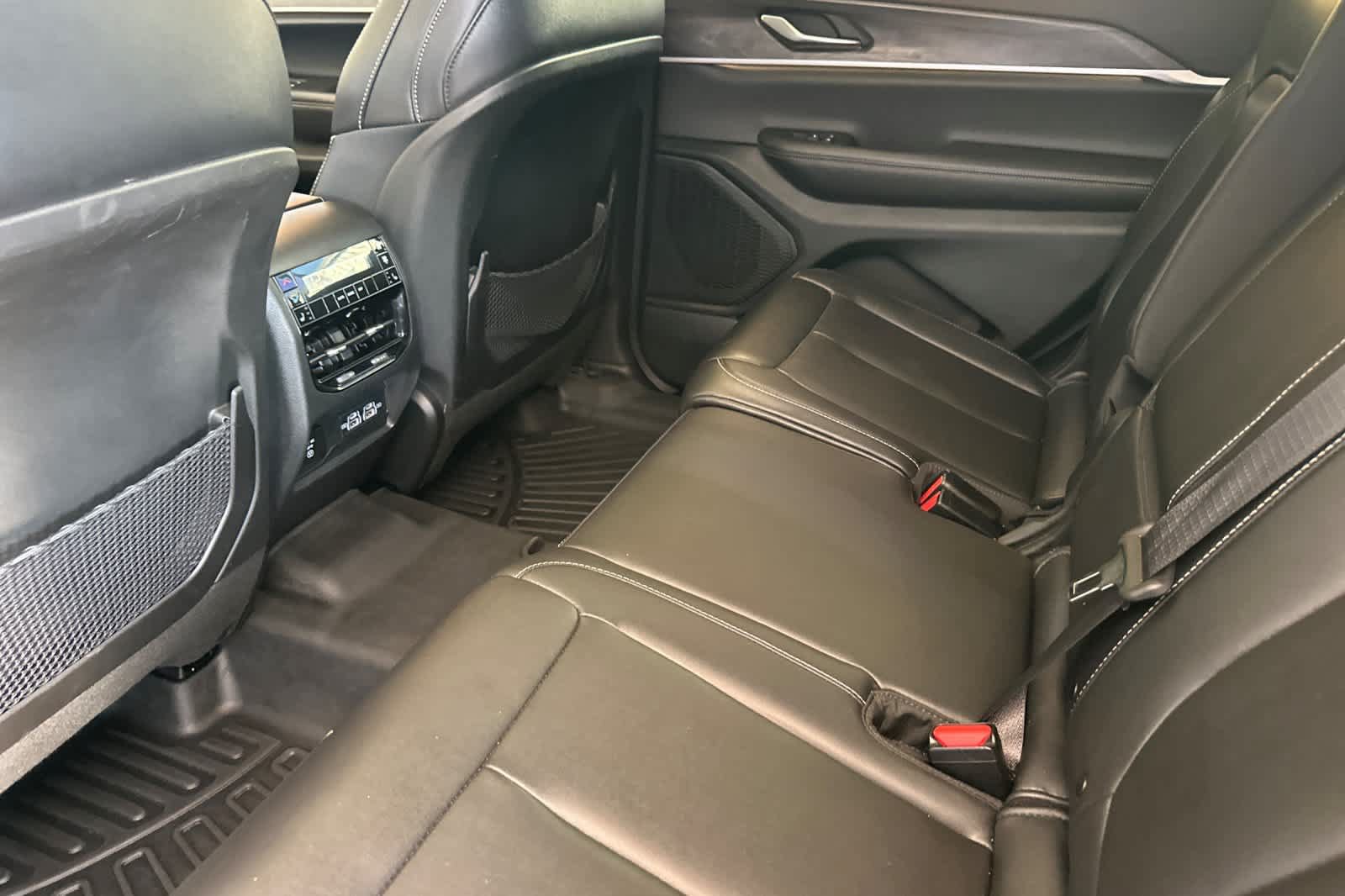 Used 2023 Jeep Grand Cherokee L Limited AWD/4WD image 12