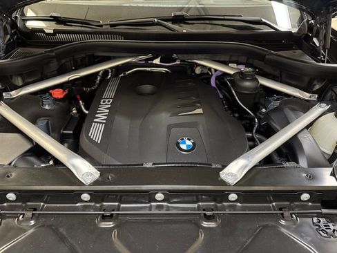Used 2024 BMW X7 xDrive40i w/ Parking Assistance Package AWD/4WD image 32