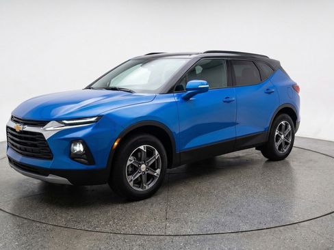 Used 2025 Chevrolet Blazer LT image 3