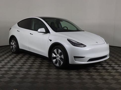 Used 2021 Tesla Model Y Long Range image 2