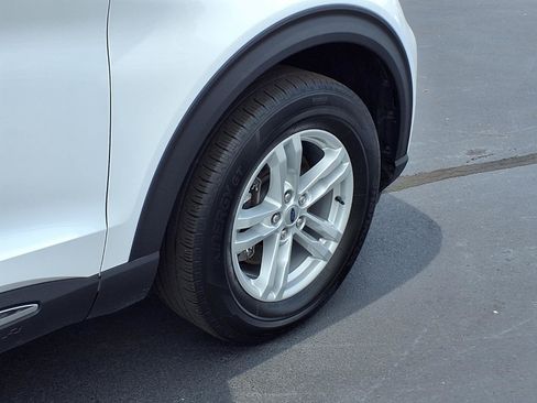 Used 2024 Ford Explorer XLT AWD/4WD image 28