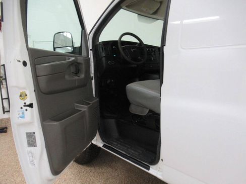 Used 2014 GMC Savana 3500 Extended RWD image 5