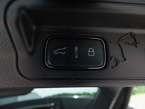 Used 2022 Ford Explorer XLT w/ Equipment Group 202A AWD/4WD image 17