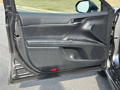 Used 2020 Toyota Camry SE image 11