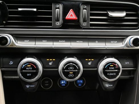 Used 2023 Genesis G70 2.0T image 27