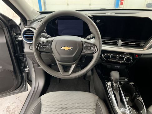 Certified 2025 Chevrolet Trax LT image 19