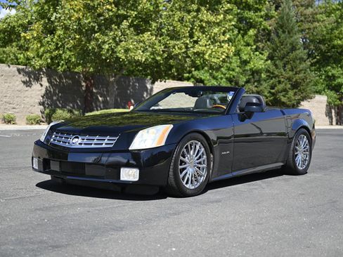 Used 2005 Cadillac XLR RWD image 3