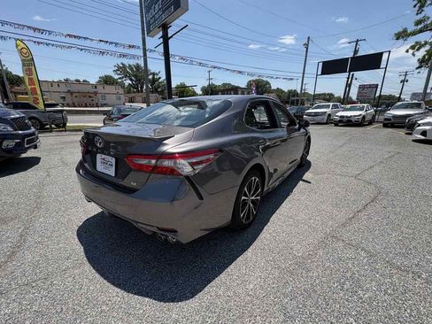Used 2018 Toyota Camry SE FWD image 3